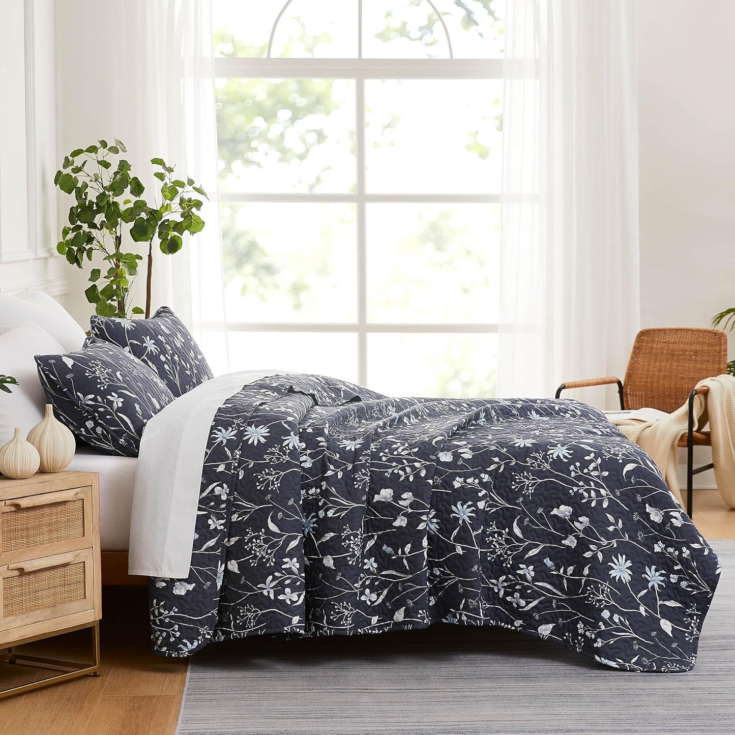 Oversized Queen Size Quilt Bedding Set, All Season Lightweight Bedspread, Boho Coverlet Full Size, Floral Bedding 3-Piece Set with Two Matching Shams, Full/Queen, Blue
