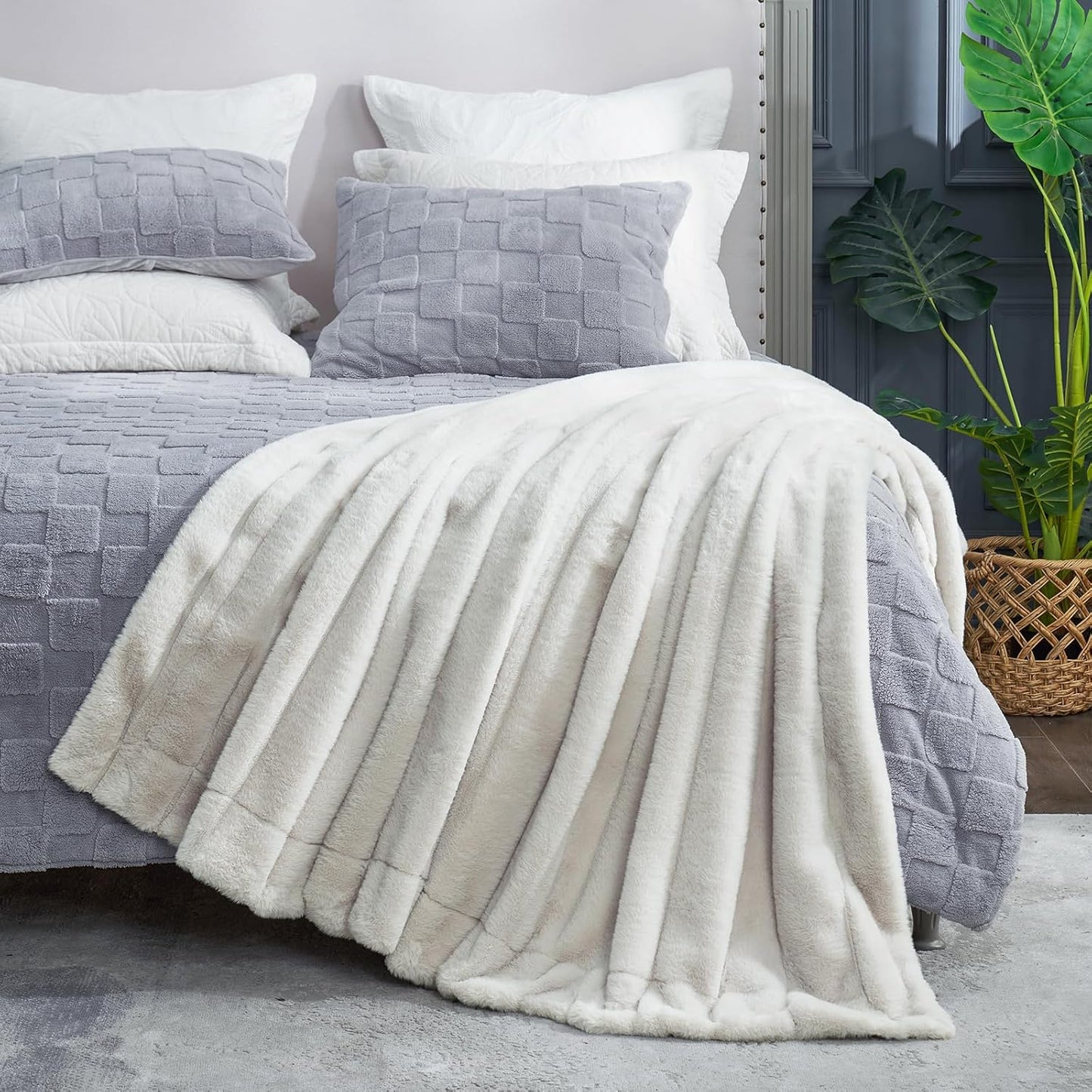 Faux Fur Throw Blanket for Couch, Cozy Soft Plush Thick Winter Blanket for Sofa Bedroom Living Room, 50 * 60 Inches Beige