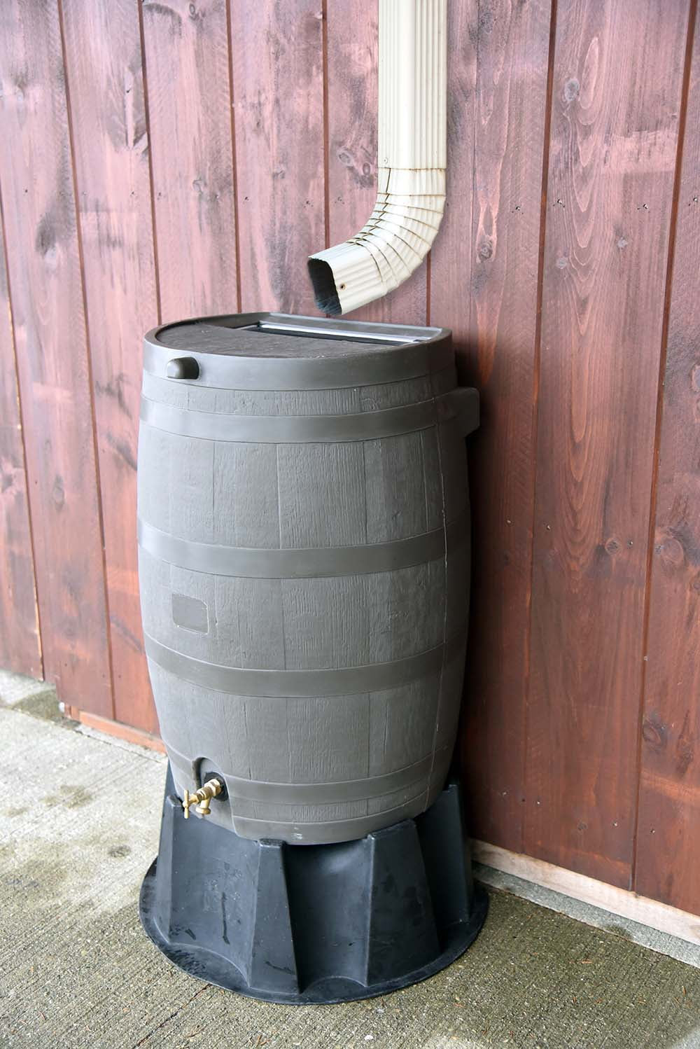 Polyethylene 50 Gallon Flat Back Brass Spigot Rain Barrel, Walnut Color