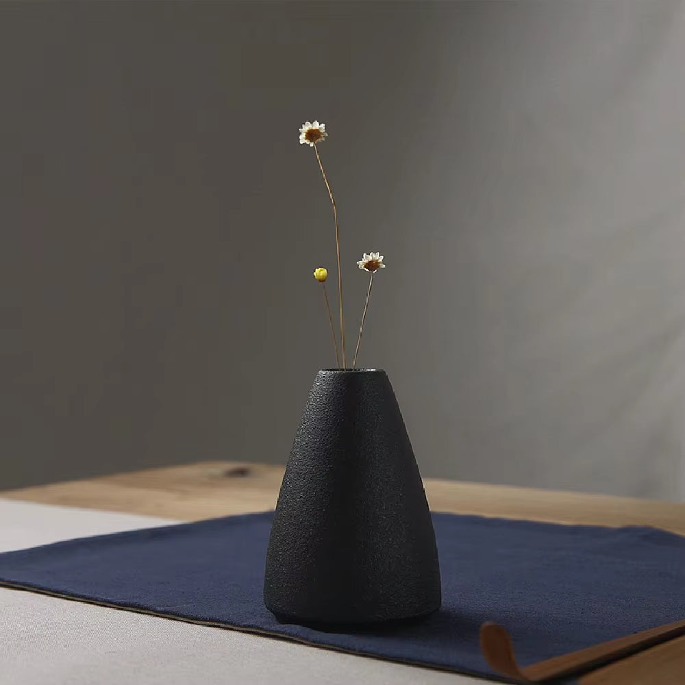 Ceramic Small Vase, Home Decoration Handicraft Desktop Decoration, Black Small Vase Simple Japanese Decoration