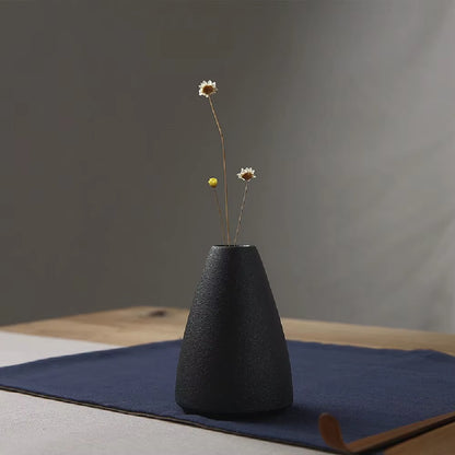 Ceramic Small Vase, Home Decoration Handicraft Desktop Decoration, Black Small Vase Simple Japanese Decoration
