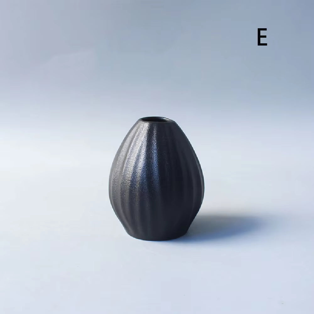 Ceramic Small Vase, Home Decoration Handicraft Desktop Decoration, Black Small Vase Simple Japanese Decoration